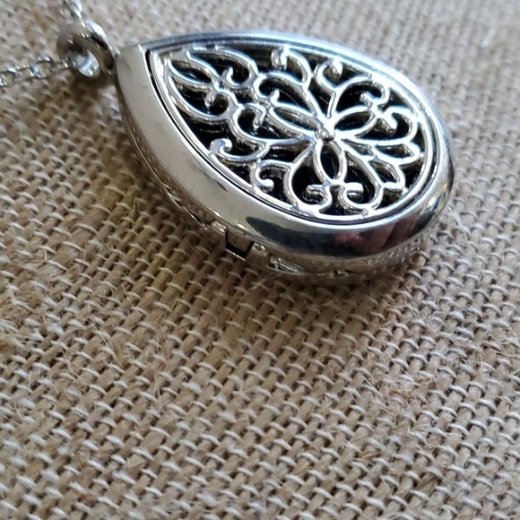 22 INCH TEARDROP PENDANT NECKLACE SILVER TONE SCENT DIFFUSER AROMA WATER DROP - Picture 4 of 8